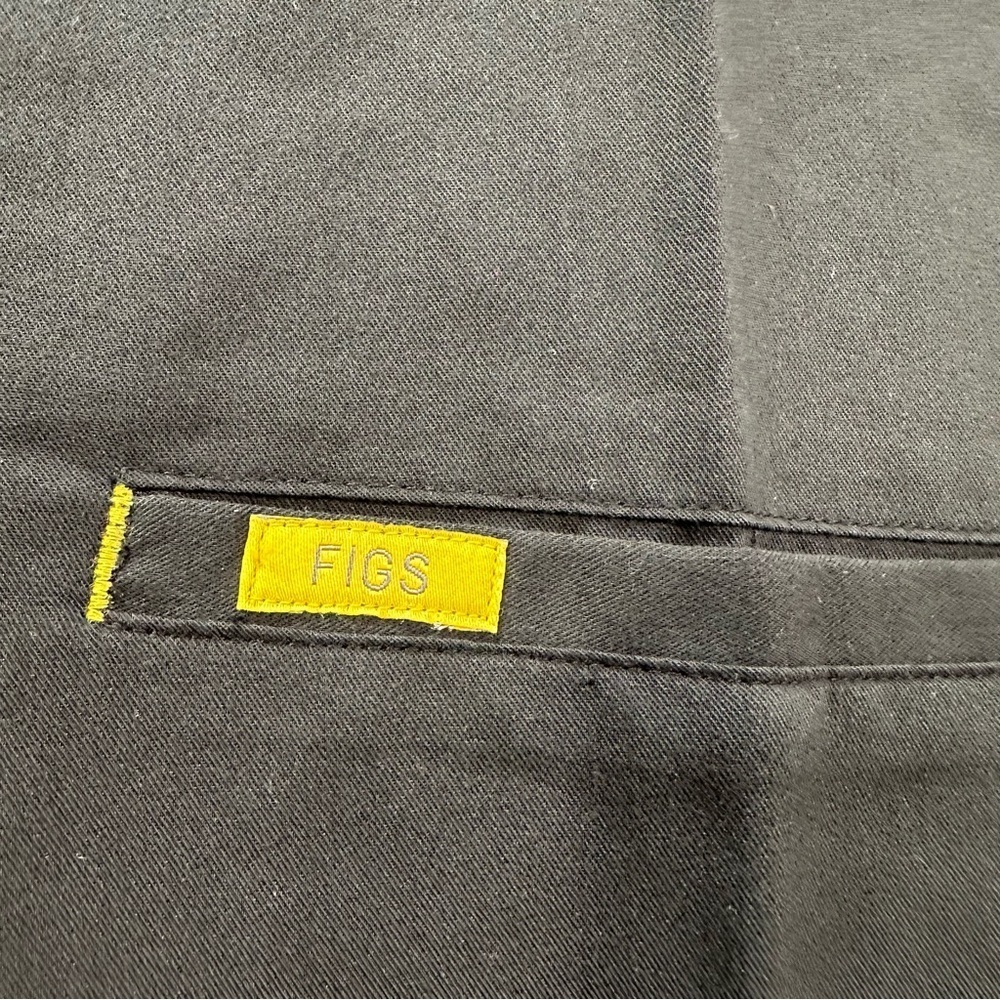 Figs ScrubsTop Women’s XS Stretch Pockets black with Yellow Logo Medical Wear - Picture 6 of 14